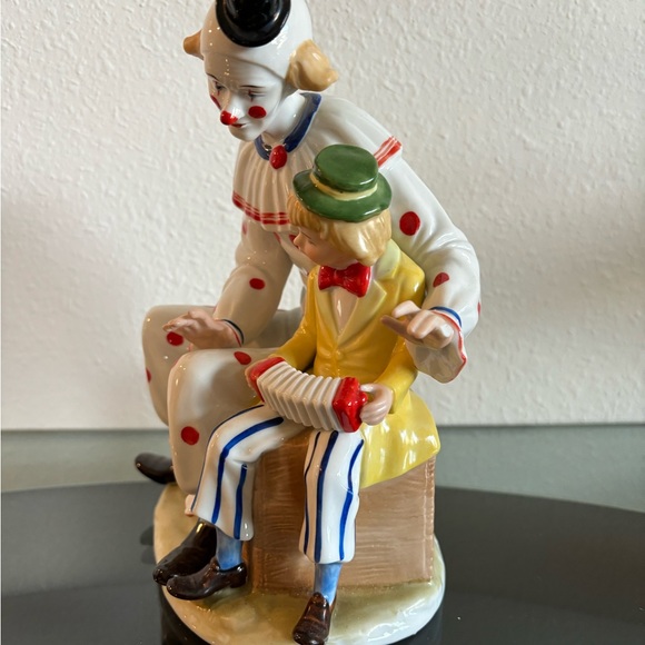 House of global art. Seated clown with young boy music box. - Picture 7 of 7